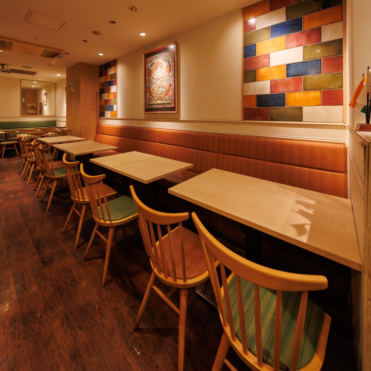 明るい木目調のテーブル席。ベビーカーや子連れでも気兼ねなく入れる雰囲気