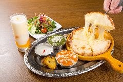ランチのチーズナンセット。 2種類のカレーをお選び頂けます。