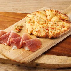 生ハムと焼きたてガーリックナン。ワインと一緒にいかがでしょう