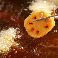 アツアツの揚げたてサクサク串揚げ 秘伝のソースでどうぞ!