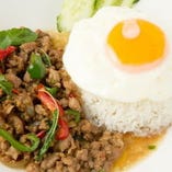 豚肉ガパオライス目玉焼き Rice Topped with Stir-Fried Pork and Basil with Basted egg