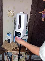 検温機とアルコール消毒が同時にできる機械も設置しております。
