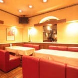中華で赤いソファーは珍しいとよく言われます☆少人数～55名様までお席をおつくりします。