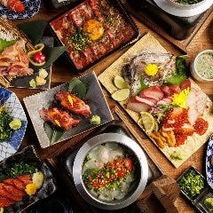 地鶏の土鍋飯や手羽先など全8品。　120分飲み放題付！