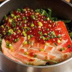 和牛や金目鯛など贅沢食材を土鍋で炊き上げる逸品。