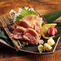 鮮度抜群！名古屋地鶏のたたき刺し＆豪華馬刺し盛合わせ
