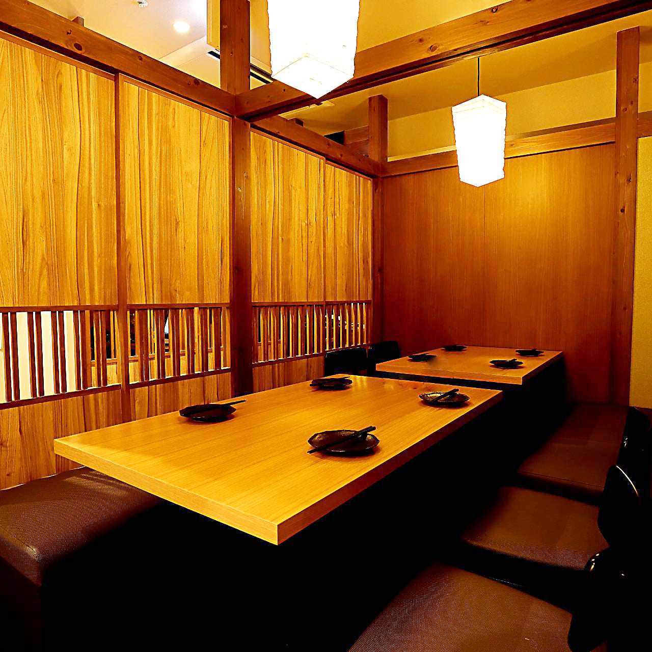 落ち着いた雰囲気のテーブル席が並んでいる居酒屋 傳でん大宮駅前店の店内