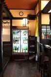 突き当りには、店長オススメの日本酒を温度管理しつつ、ＵＶカットまで施した冷蔵庫にて保管しております。