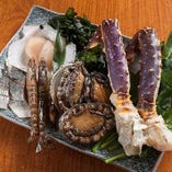 【厳選した魚介】
函館の鮑や九州の車海老などをご提供