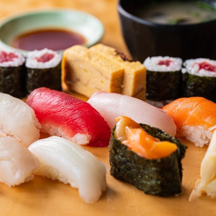 新鮮な海鮮寿司をお得に堪能「握り定食」850
円（税込）