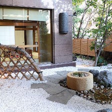 日本庭園を眺めながらの和個室