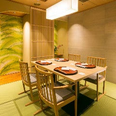 日本庭園を眺めながらの和個室