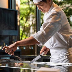 シェフが目の前で焼き上げる贅沢な味