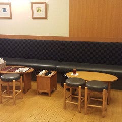 テーブルを備えた待合ソファースペースもございます。
