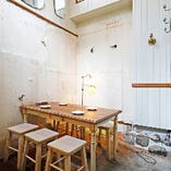 テーブル席（4～6名様）｜明るい白壁で光あふれるプライベート空間