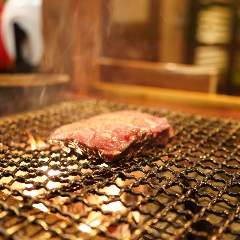 厚切の牛タンを備長炭で焼上げます。