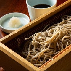 自慢のざるそば! 薬味には辛味大根おろし!