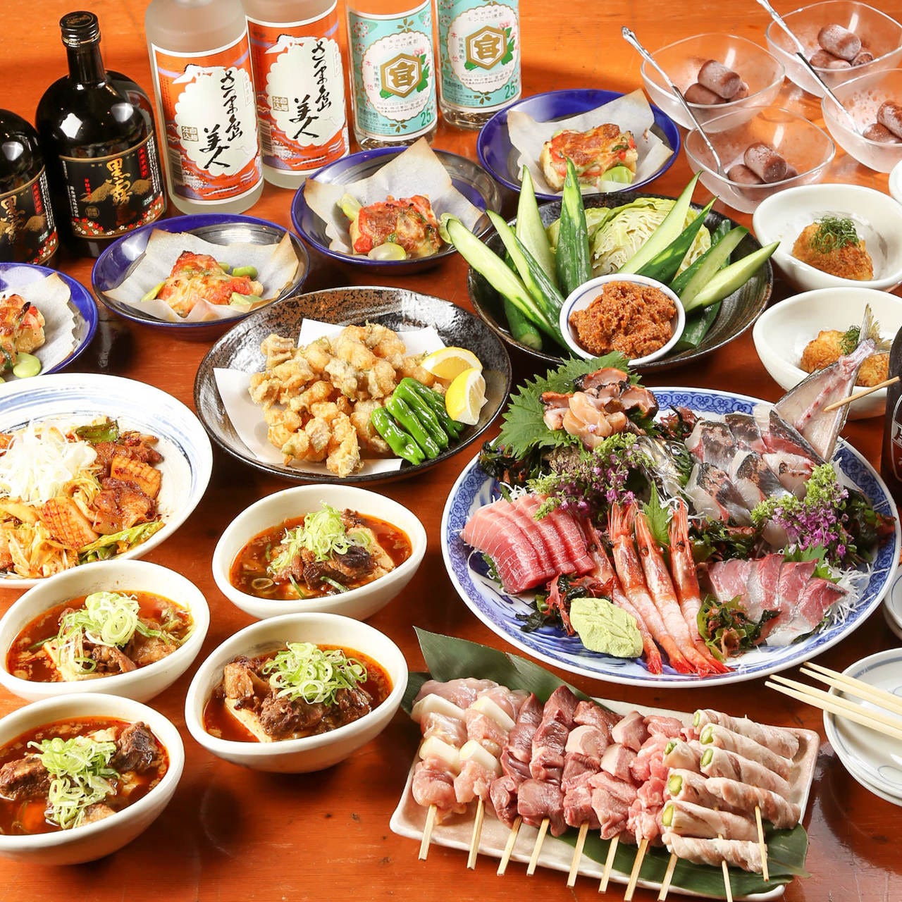 やきとん酒場 秋葉原とら八の刺身やお酒などが並べられている様子