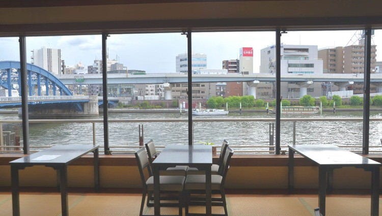 悠々と流れ行く隅田川と新しく変化する下町の情景を臨めます。