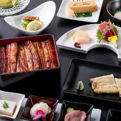 熟練の職人が仕上げる蒲焼や鰻料理を主に旬の献立が並ぶコース。
