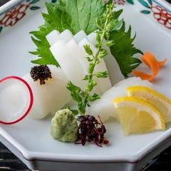 旬食材を使用した逸品。四季を感じるお料理をお楽しみください。