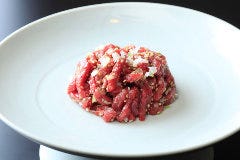 【黒毛和牛の塩のユッケ】