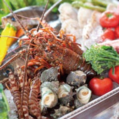 厳選素材の野菜や海鮮も取り揃えております。
