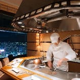 神戸の夜景が見えるホテル最上階カウンター席