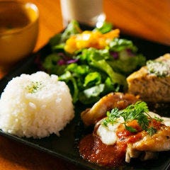 人気の週替わりランチ 1380円〜 食後には自慢のコーヒーを…