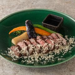 黒毛和牛もも肉のステーキ　出汁醤油と北海道産山わさび