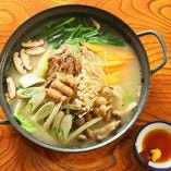 【タッハンマリ】
寒い日にぴったりな鍋料理！鶏の出汁を堪能
