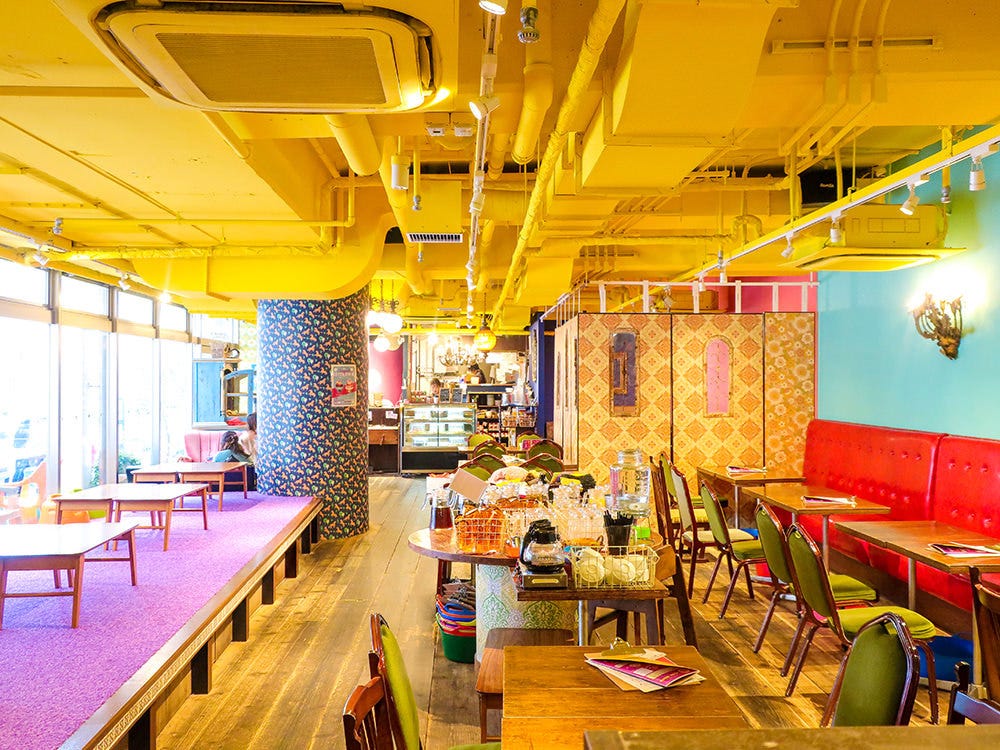 座敷、テーブル席が並ぶカフェ太陽ノ塔 なんばシティ店の店内