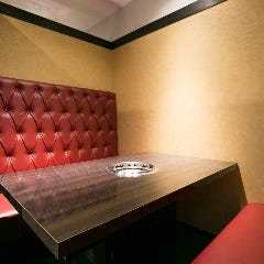 【完全個室(4名様向け)】赤いソファーが印象的なテーブル個室