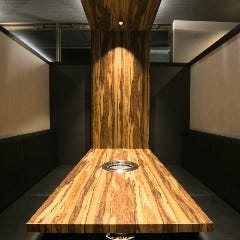木目調のテーブルがダイナミックなソファー席