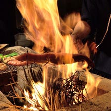 店内で燃え上がる炎！名物鰹の藁焼！