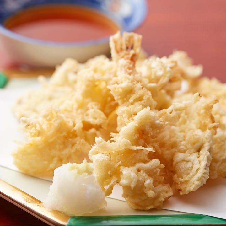 サクサクの食感がと身はしっとりふんわりと揚げた天ぷら盛合わせ
