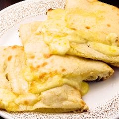 人気No.1！チーズナン