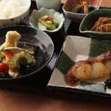 本日の焼き魚や生姜焼きなど主菜が二種選べる定食が人気
