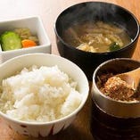 大かまど飯、味噌汁、漬け物、じゃこおろし、本日の小鉢がついたごはんセット。