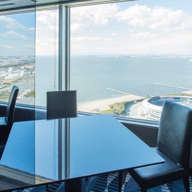 スカイクルーズ マクハリ アパホテル&リゾート東京ベイ幕張_窓側テーブル席