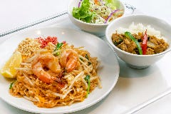 平日ランチ　パッタイセット ミニガパオ、サラダ付 1220円　