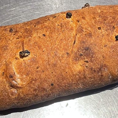 洋食レストラン カラーズ_くるみとドライオニオンの自家製パン一本