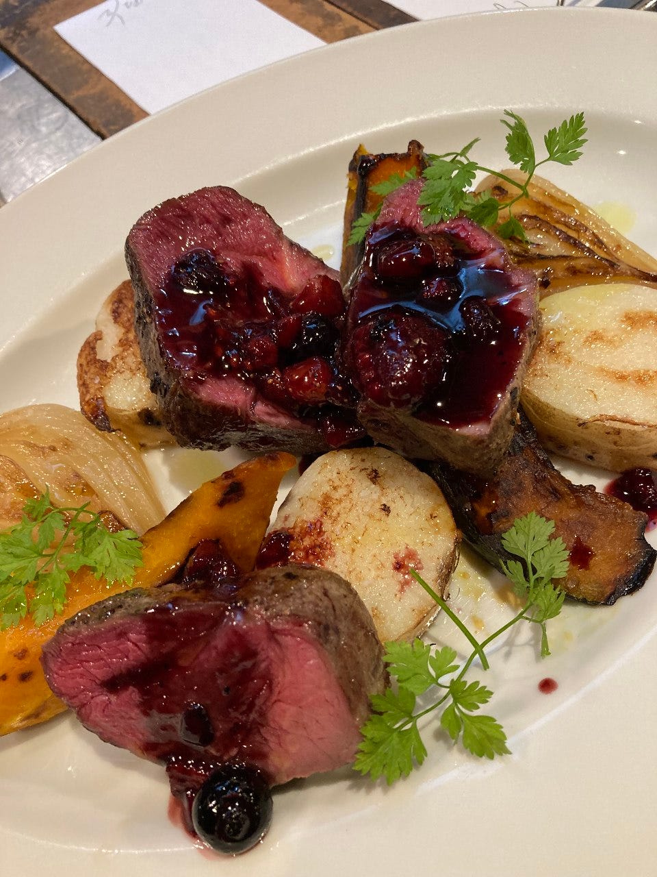 牛もも肉のロースト　色々なベリーの赤ワインソース