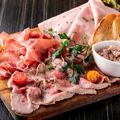 当店の生ハムはオーダーが入ってからスライス。香り食感、味も◎