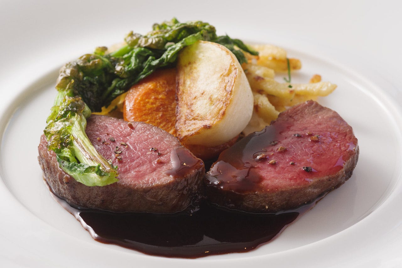 野菜や肉が盛り付けられたフランス料理 ル・クールの料理