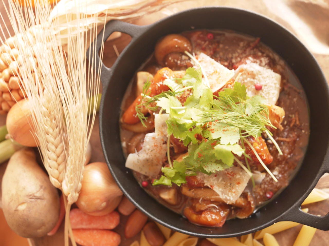 きのこと野菜をデミグラスソースで煮込み、黒いスキレットで登場するランチ