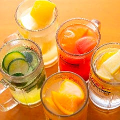 揚げ物などと相性の良いフルーツ酎ハイもバラエティ豊かにご提供