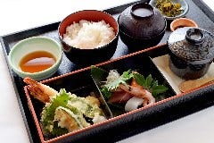 天ぷら刺身ランチ（刺身盛り合わせと天ぷらを組み合わせた和食ならではのランチ）