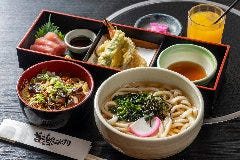 よくばりランチ（刺身や天ぷらの料理と讃岐うどん、ミニうな丼が食べられるランチメニュー）