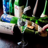 〈日本酒〉
月替わりのお酒はお店でご確認ください